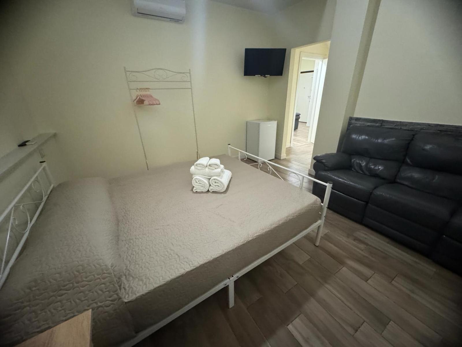 Park 20 Guest House Azzate ภายนอก รูปภาพ