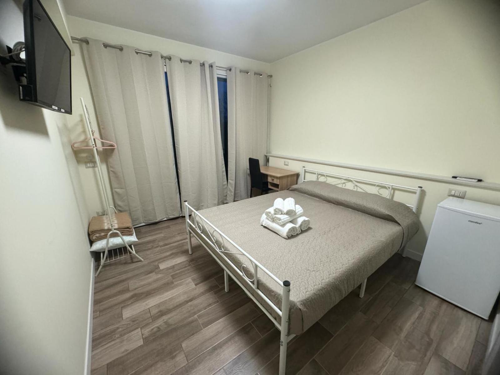 Park 20 Guest House Azzate ภายนอก รูปภาพ